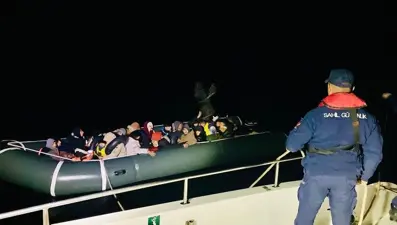 İzmir açıklarında 45 düzensiz göçmen kurtarıldı, 185 düzensiz göçmen yakalandı