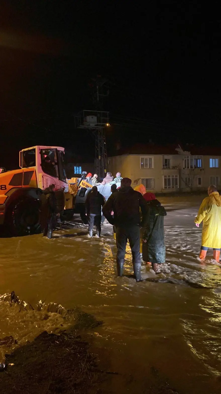 Edirne Uzunköprü'de dere taştı: Mahsur kalanlar kurtarıldı 7