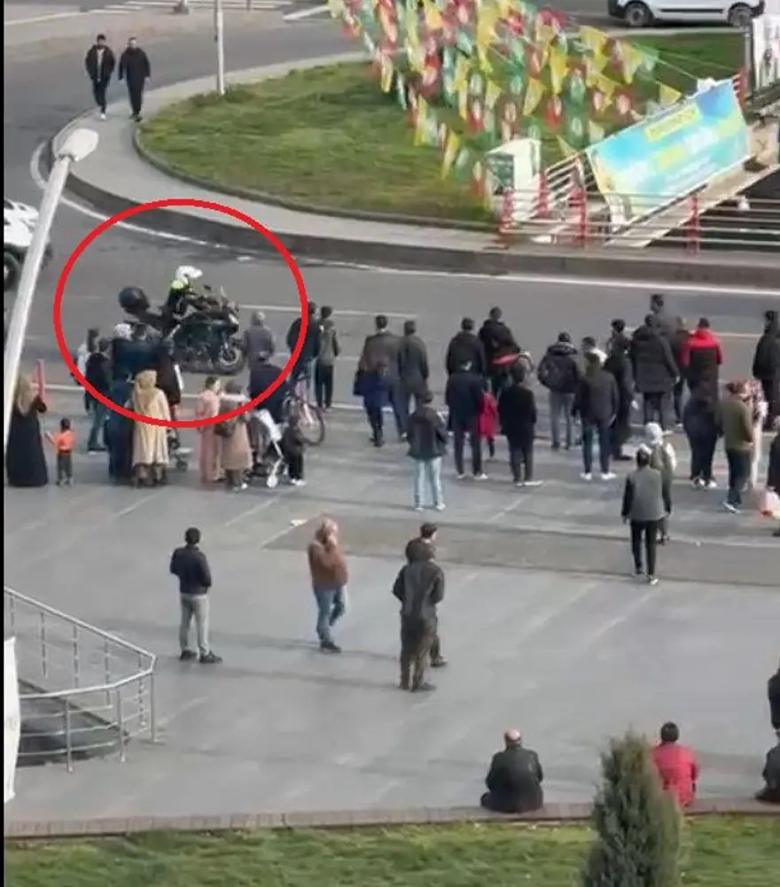 Trafikte dehşet saçtı: Polislerin üzerine sürdü, yaşlı adama çarptı 3 Trafikte dehşet saçtı: Polislerin üzerine sürdü, yaşlı adama çarptı 3