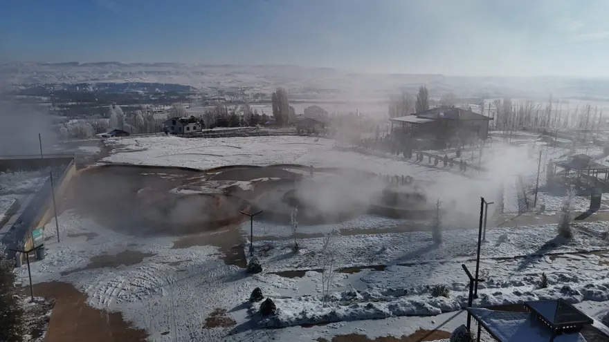 Sibirya değil Sivas! Donan kedi termal su kenarında ısınmaya çalıştı 2 Sibirya değil Sivas! Donan kedi termal su kenarında ısınmaya çalıştı 2