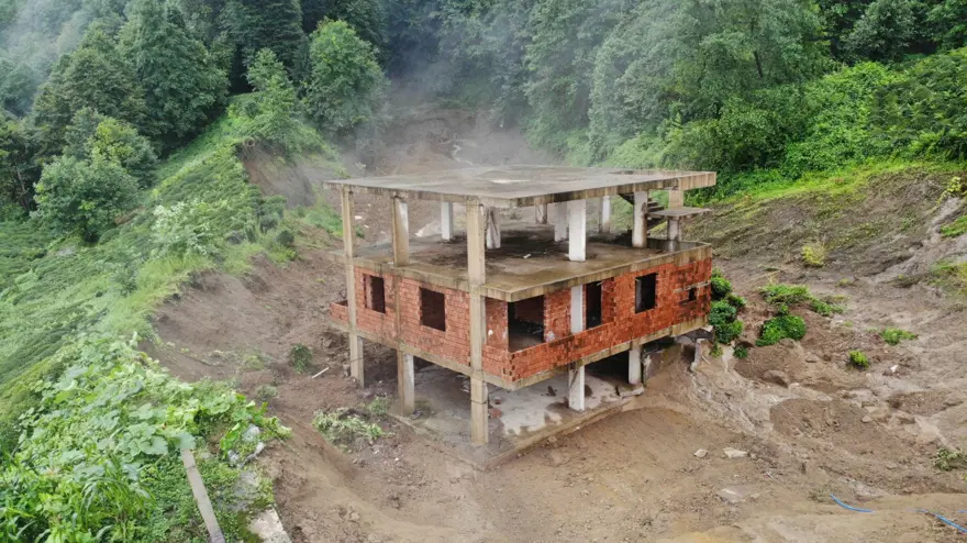 Rize'de 3 katlı bina heyelanda sürüklendi 9 Rize'de 3 katlı bina heyelanda sürüklendi 9