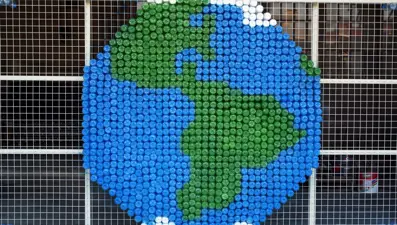 Geri dönüşümle farkındalık: Pet şişelerle dünya haritası oluşturuldu