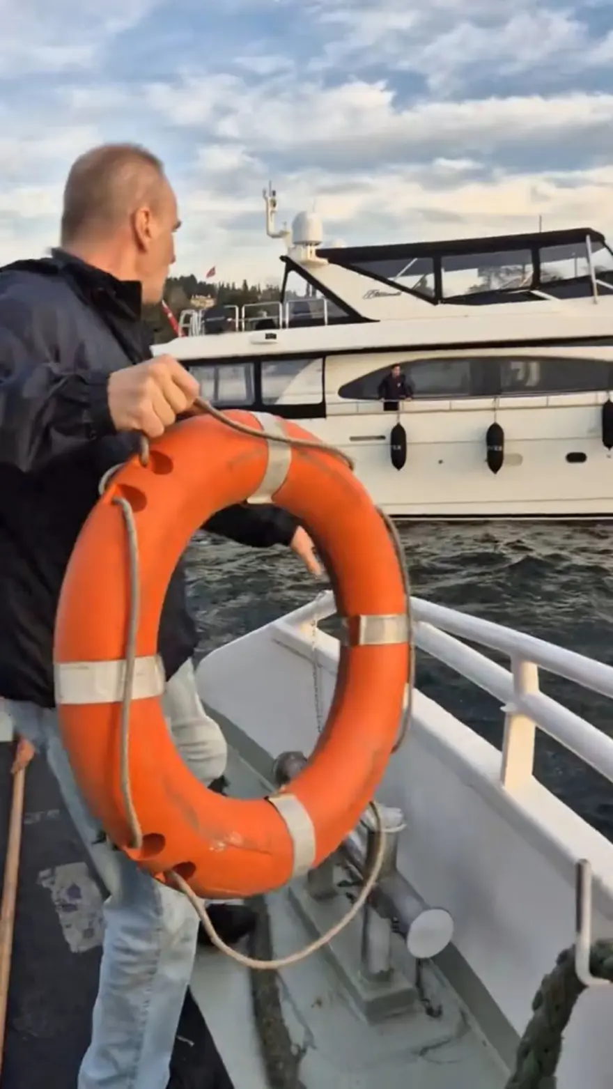 "BİR ANDA DENİZE ATLADI" 3