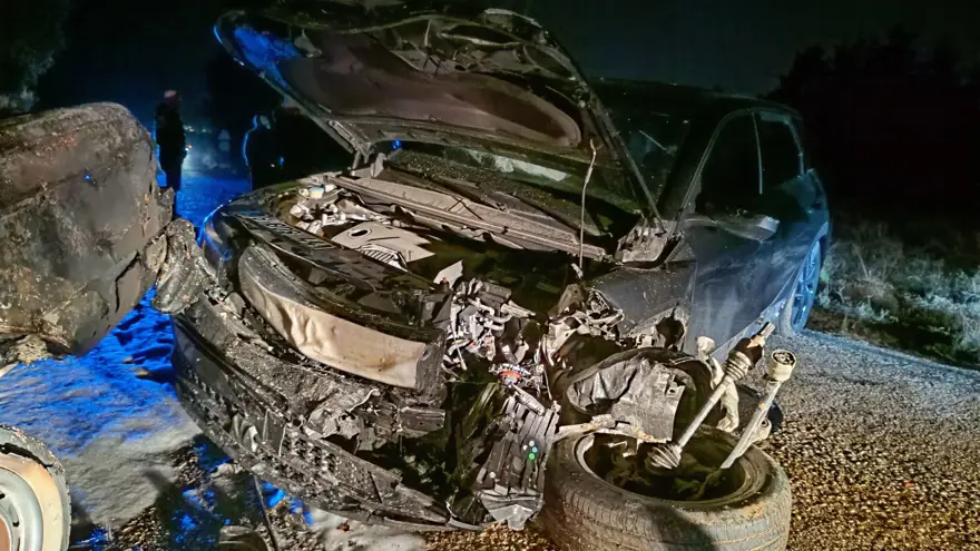 Bursa'da ciple kafa kafaya çarpışan otomobil alev aldı 