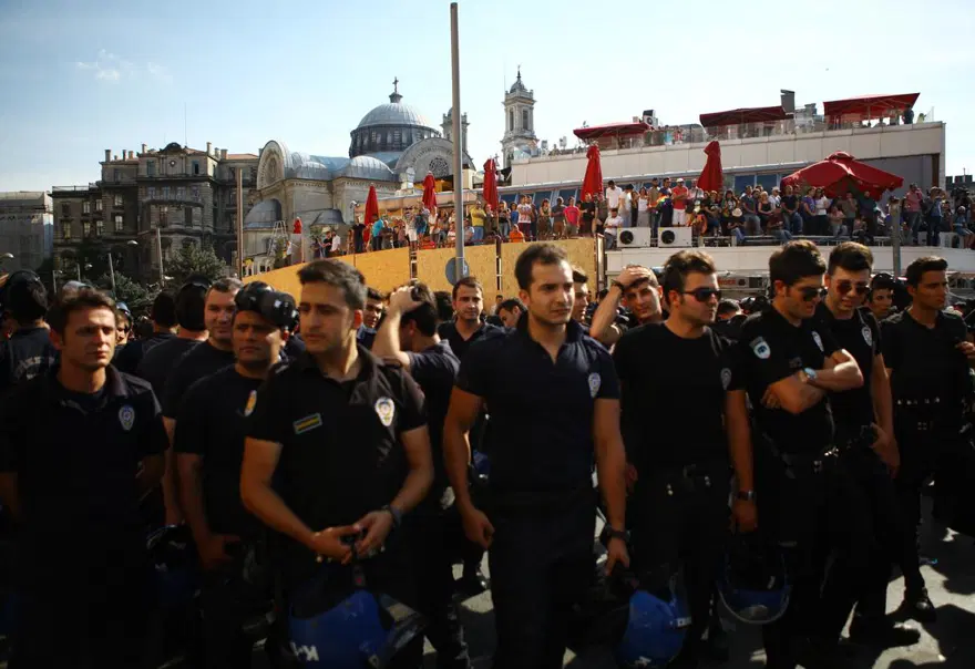 Taksim'deki LGBT Onur Yürüyüşü'ne polis müdahalesi 10