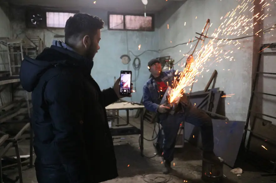 Müzisyen olmak istiyordu kaynakçı oldu, sıra dışı gösterisi ilgi çekiyor: "Sahne teklifleri bile geldi" 1