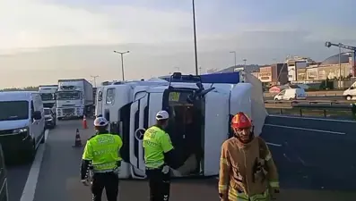 Pendik TEM Otoyolu'nda TIR devrildi: İstanbul yönünde yoğunluk