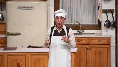 Şener Şen'in başrolünde yer aldığı Zengin Mutfağı oyunu son kez sahnede