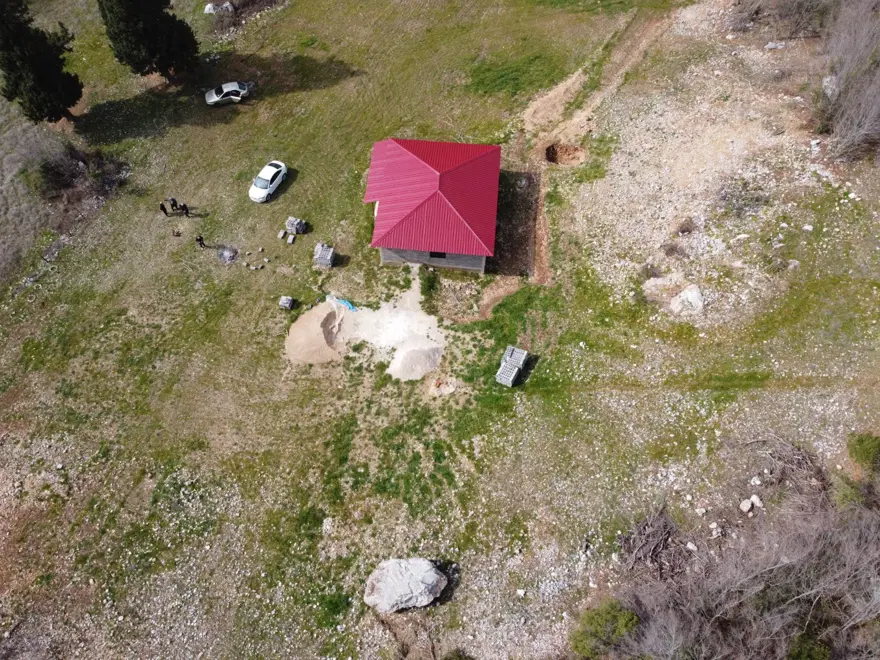 Osmaniye'de depremde dağdan kopan kaya, eve 20 metre kala durdu 1