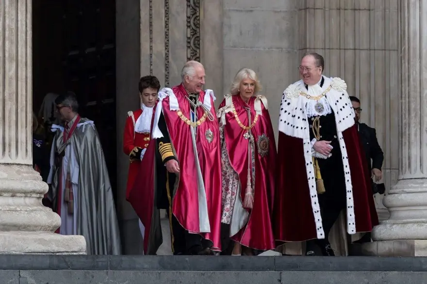 Kral Charles'ın tartışma yaratan yeni portresine saldırı 1