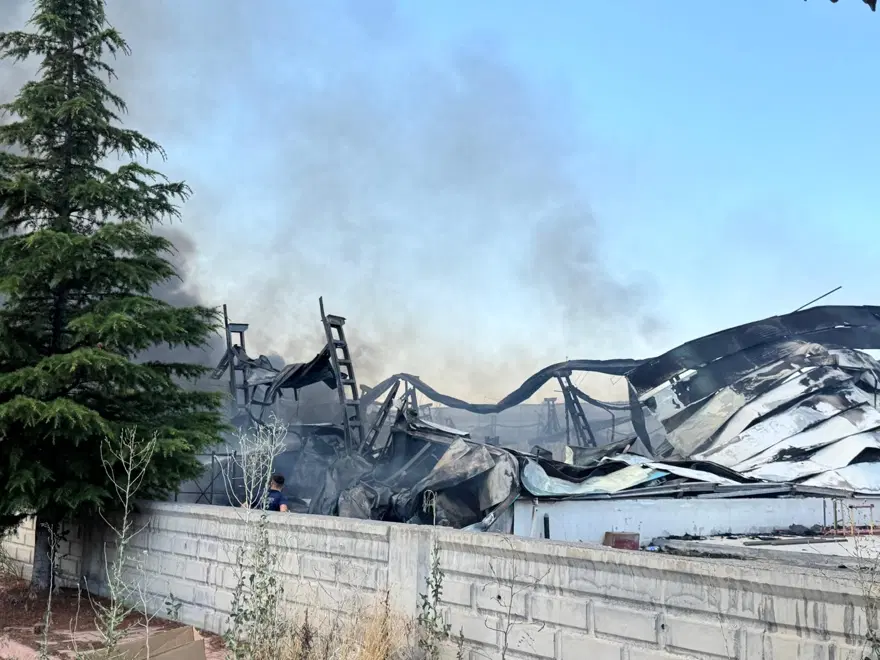 Kayseri'de mobilya fabrikasında yangın 4 Kayseri'de mobilya fabrikasında yangın 4