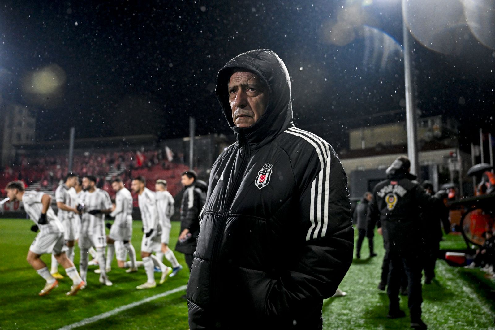 Beşiktaş Fernando Santos ve Rıza Çalımbay'ın aldığı ücretleri açıkladı