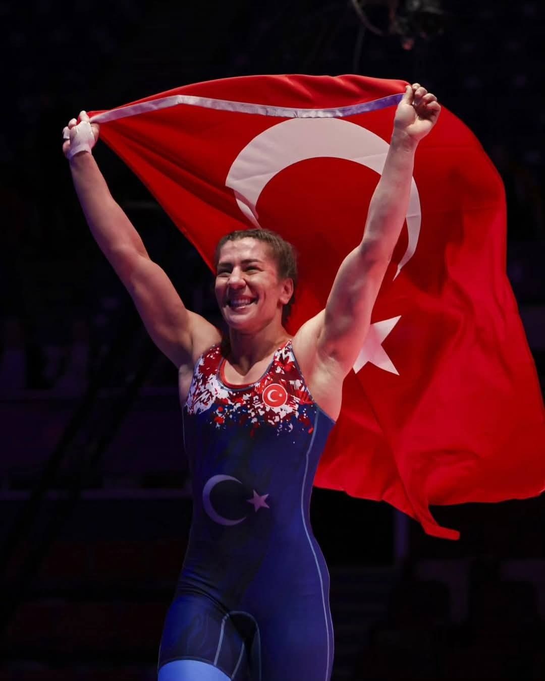 Milli sporcu Yasemin Adar Yiğit, mindere veda etti