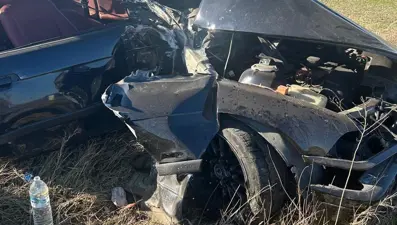 Hurdaya dönen araçtan sağ çıktılar