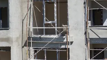 İnşaat işçisi 3 metre yükseklikten düştü, hayati tehlikesi var