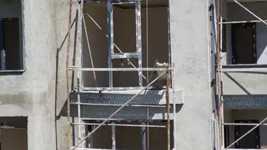 İnşaat merdivenlerinden yuvarlanan işçi yaralandı