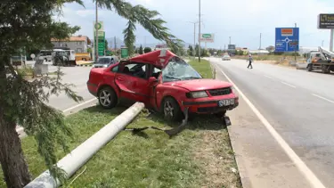 Konya'da otomobil aydınlatma direğine çarptı: 2 yaralı