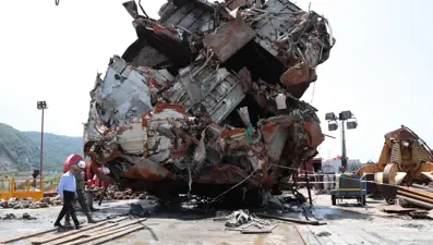 Mürettebatı kayıp olan batık geminin kesilen parçaları yüzeye çıkarıldı