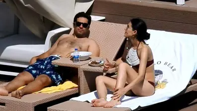 Mert Fırat ve hamile eşi İdil Fırat tatilde