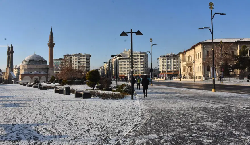 Sivas'ta hava sıcaklığı eksi 10 derece: 99 yerleşim yerine ulaşılamıyor 4