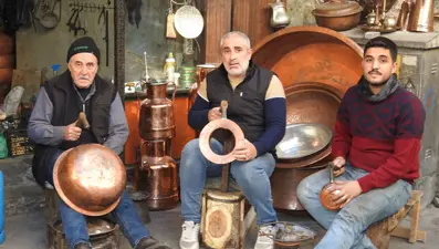 Suriyeli bakırcı ustası, mesleğine ülkesinde devam edecek: Vatanımıza dönmek için gün sayıyoruz