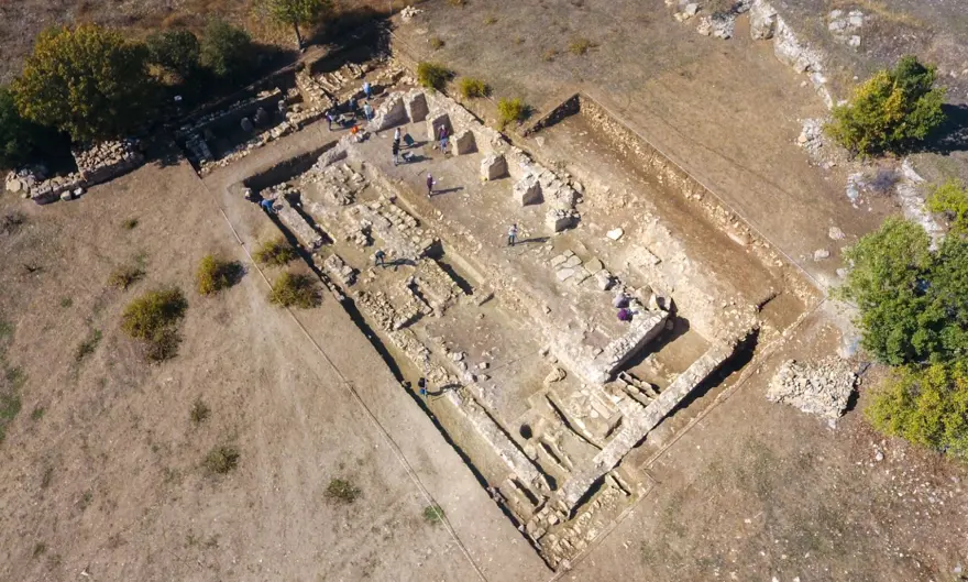 Diyarbakır'da içinde 46 mezarın olduğu 1500 yıllık kilise kalıntısı bulundu 4 Diyarbakır'da içinde 46 mezarın olduğu 1500 yıllık kilise kalıntısı bulundu 4