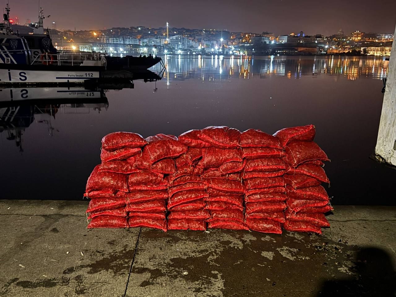 Beyoğlu'nda yasak yolla midye çıkartan kişiye 26 bin lira ceza