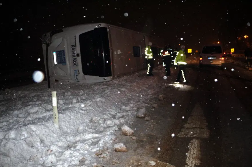 Tokat'ta yolcu otobüsü devrildi: 23 yaralı 2 Tokat'ta yolcu otobüsü devrildi: 23 yaralı 2
