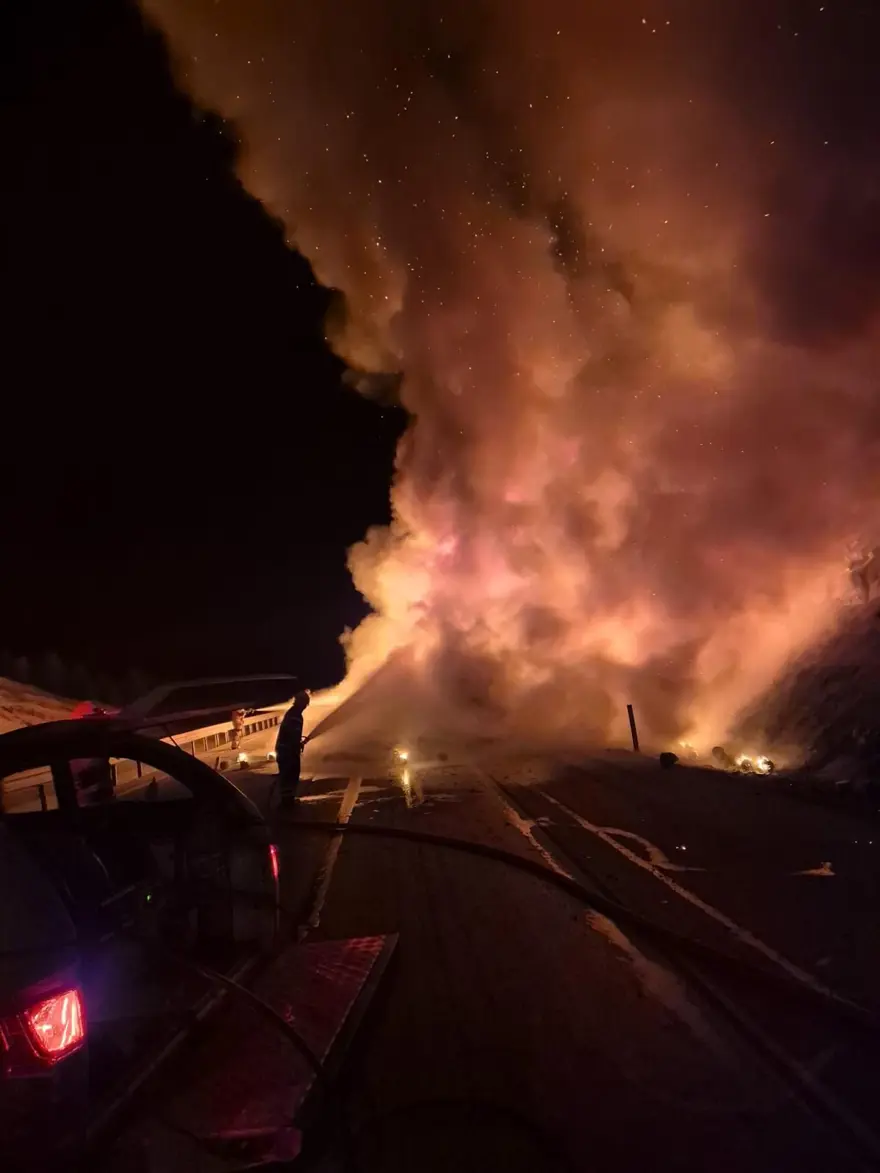 İplik yüklü TIR alev alev yandı, ulaşım durma noktasına geldi 3