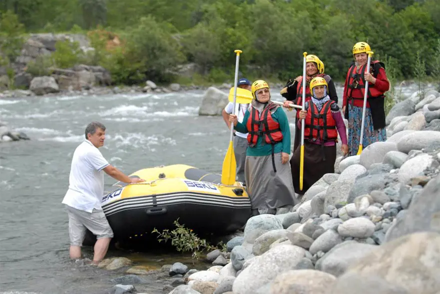 Karadenizli nineler rafting yaptı 