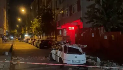 Esenler'de metruk binanın çatısı araçların üzerine çöktü