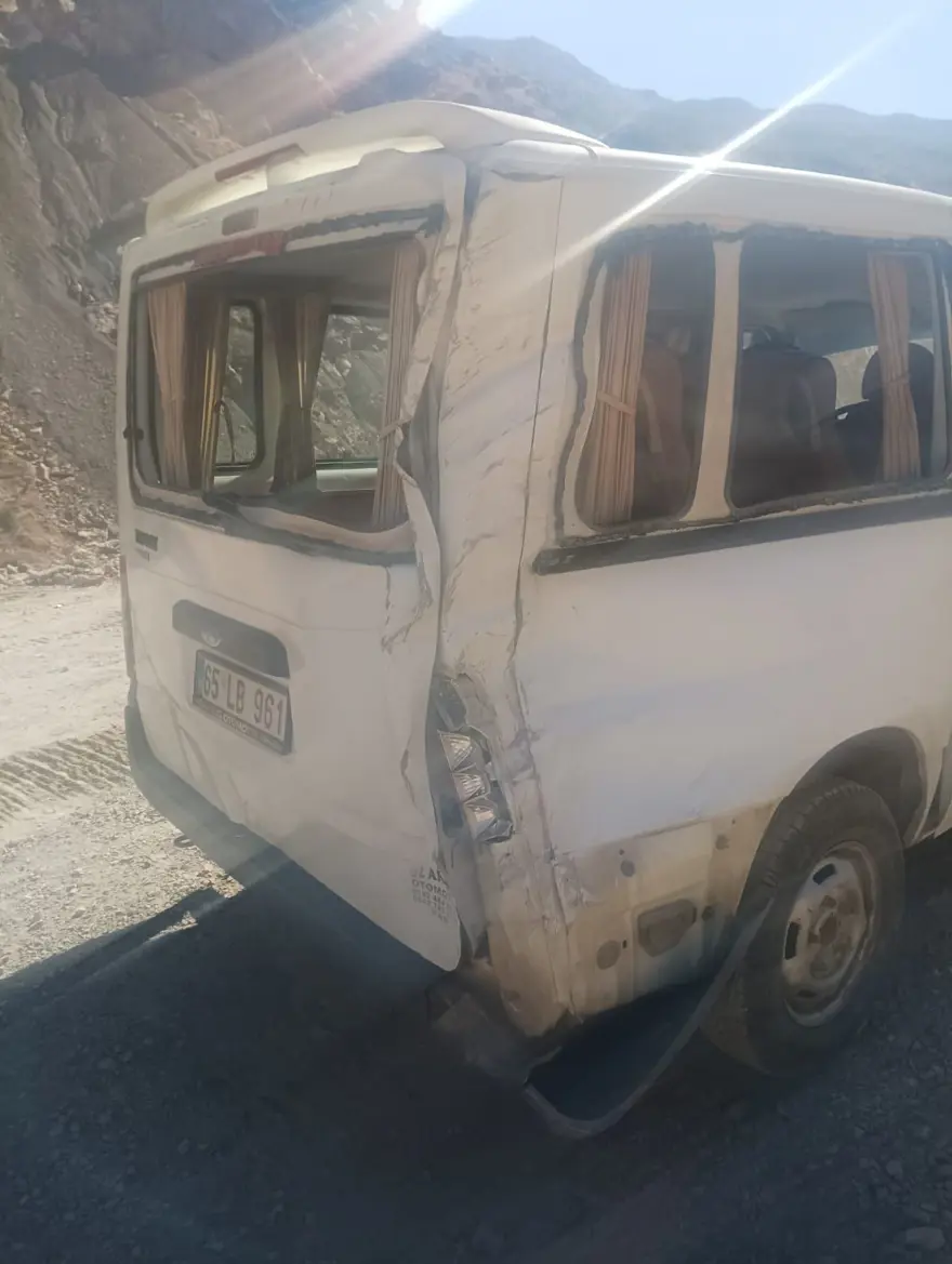 Hakkari'de faciadan dönüldü: Minibüsün üzerine kaya parçaları düştü 2