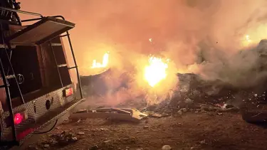 Hisarcık'ta çöplüğe dönen çayın kenarında yangın çıktı