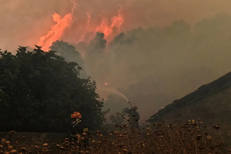 KORİNT'TE YANGIN 1 KORİNT'TE YANGIN 1