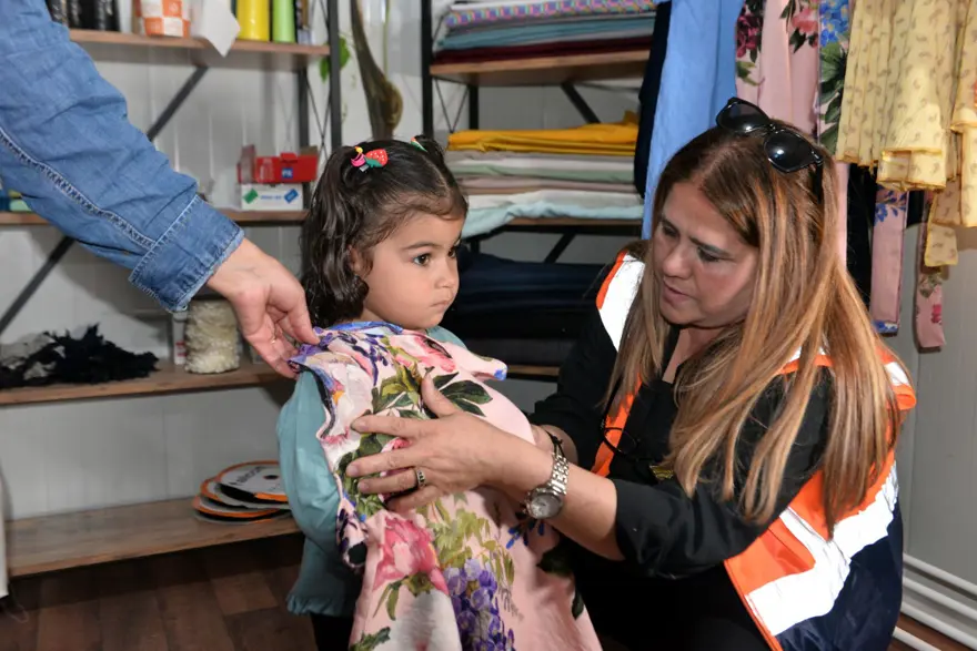 Hatay'da dikilen kıyafetler afetzede kadın ve çocuklara dağıtıldı 8