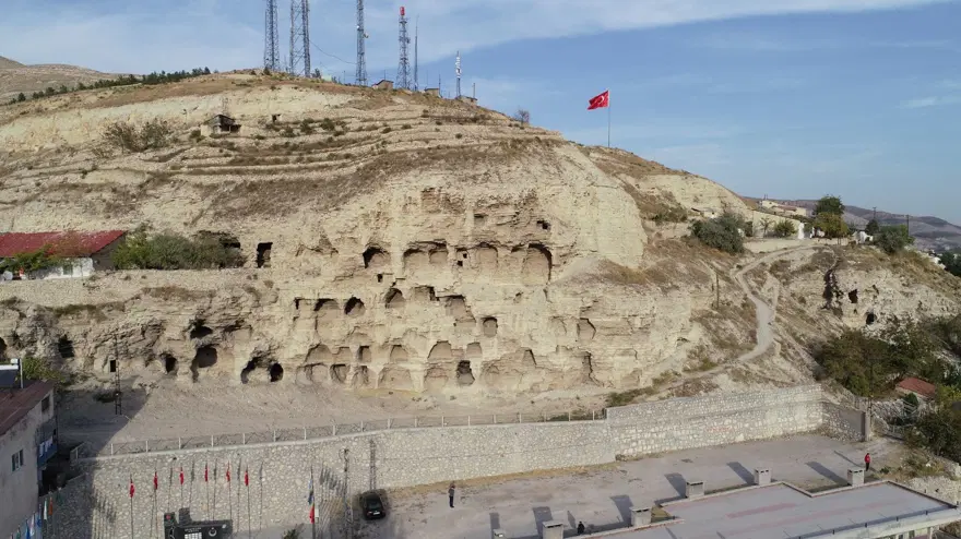 Sivas'ın 4 bin yıllık 'apartman' mağaraları zamana meydan okuyor 11 Sivas'ın 4 bin yıllık 'apartman' mağaraları zamana meydan okuyor 11