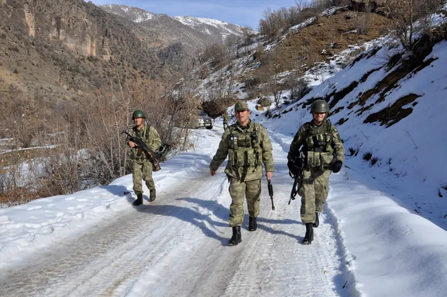 Hakkari'de kaymakam, emniyet müdürü ve komutanlardan moral ziyareti 14