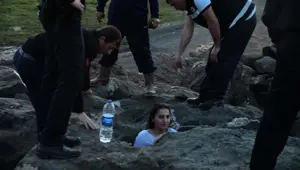 Selfie çekerken kayaların arasına sıkıştı