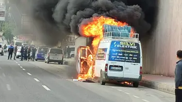 Şanlıurfa'da seyir halindeki minibüs alev topuna döndü