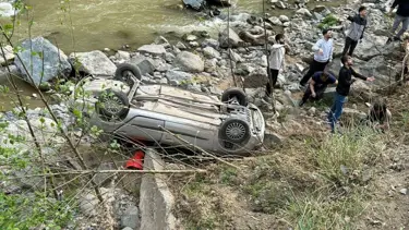 Artvin'de dere yatağına devrilen otomobilin sürücüsü yaralandı