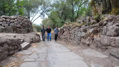 Aigai'deki kazılarda 2 bin yıllık Roma Yolu bulundu