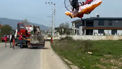 Düzce’de belediye başkan adayının tanıtımını yapan paramotor tellere takıldı