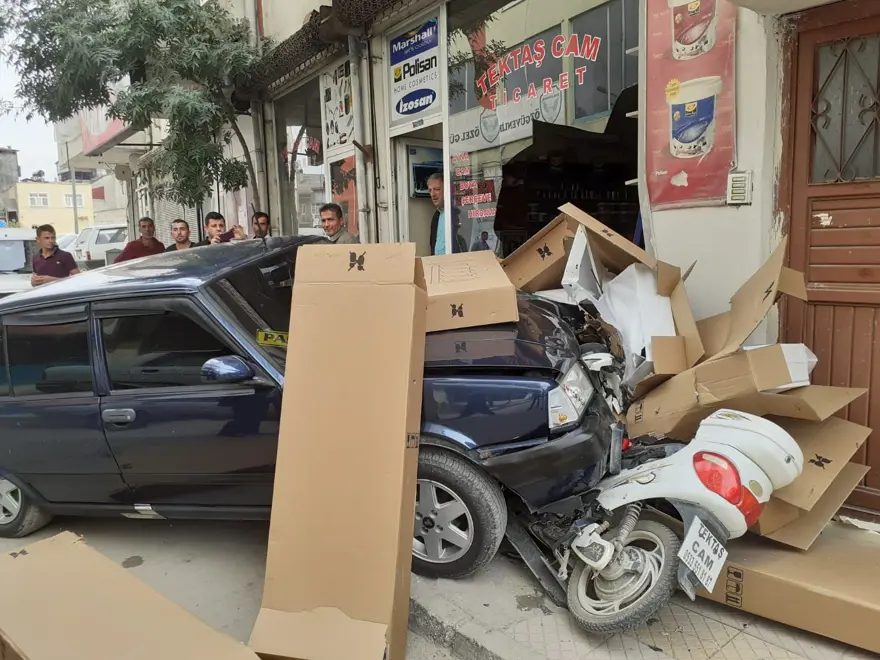 Kahramanmaraş'ta otomobil işyerine girdi 2