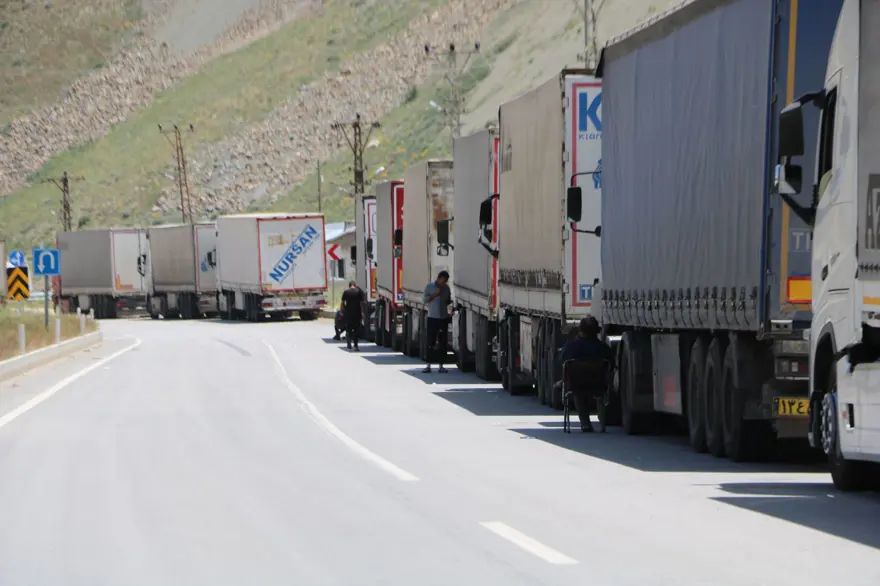 Türkiye-İran sınırında 5 kilometrelik TIR kuyruğu 1 Türkiye-İran sınırında 5 kilometrelik TIR kuyruğu 1