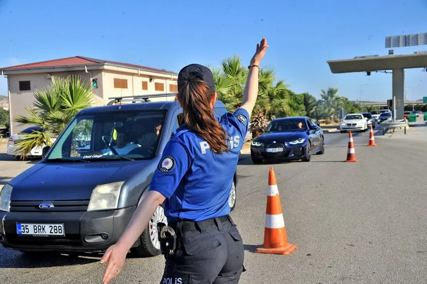 Akın akın Çeşme'ye gittiler: 4 günde 150 bin araç girdi 5