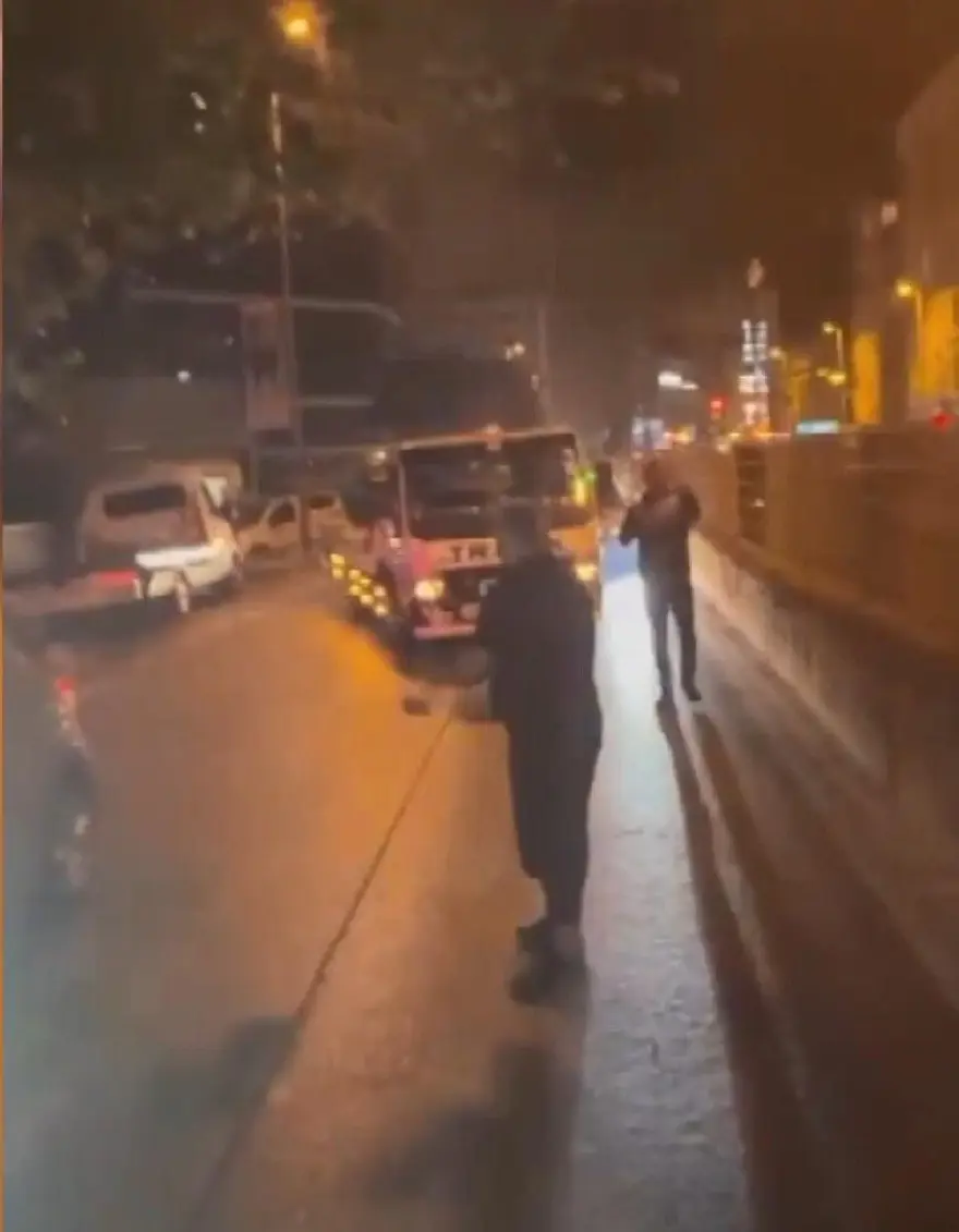 Gaziosmanpaşa'da meşaleli doğum günü kutlaması: Çekiciyle caddeyi kapadılar 5 Gaziosmanpaşa'da meşaleli doğum günü kutlaması: Çekiciyle caddeyi kapadılar 5