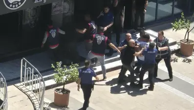 Kayıp başvurusunda bulunduğu kızları istismar ettiği iddiasıyla gözaltına alındı: Linçten polis kurtardı
