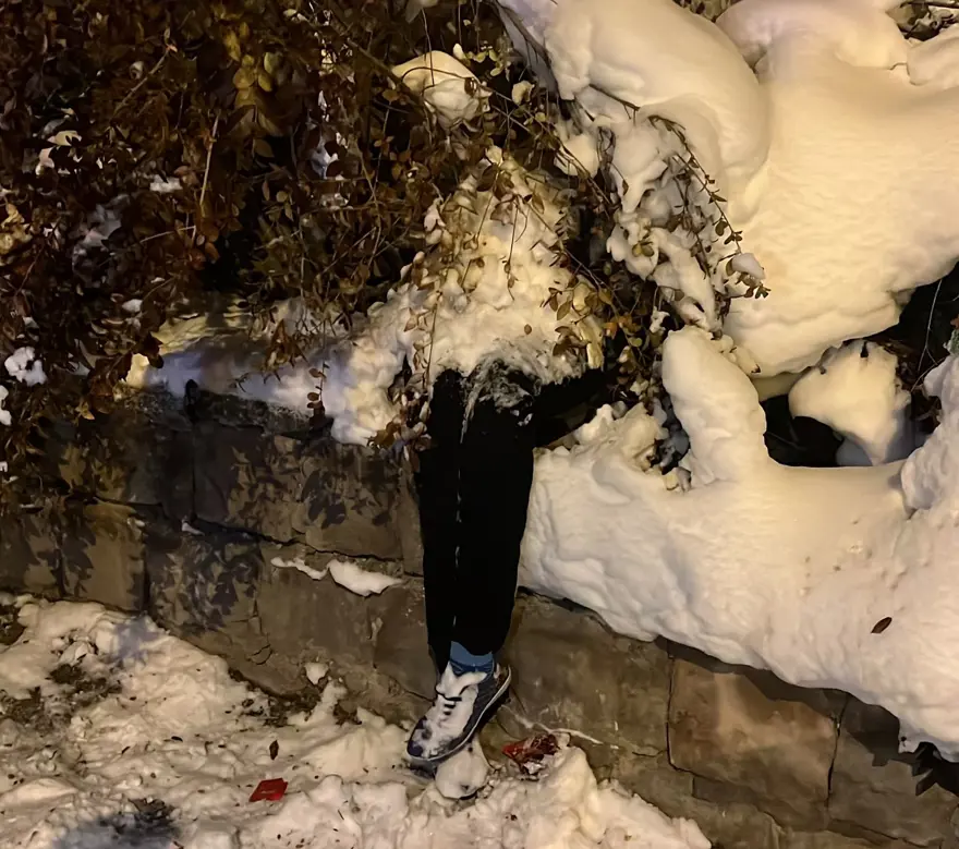 Kadın cinayeti ihbarına giden polis, kar altında cansız mankenle karşılaştı 1