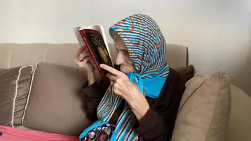 Bir gözü görmeyen 70 yaşındaki Sema Teyze ayda 20 kitap okuyor