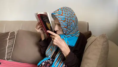 Bir gözü görmeyen 70 yaşındaki Sema Teyze ayda 20 kitap okuyor